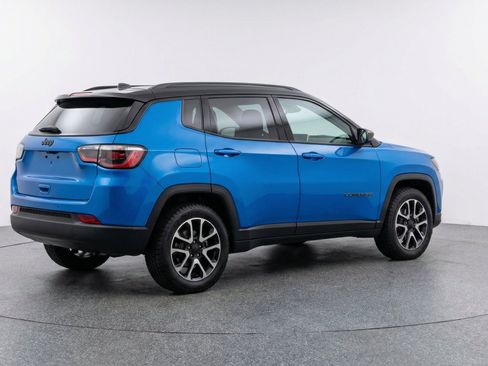 Used 2025 Jeep Compass Trailhawk AWD/4WD image 9