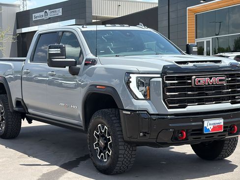 Used 2025 GMC Sierra 2500 AT4X AWD/4WD image 3