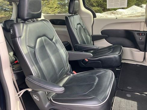 Used 2024 Chrysler Pacifica Limited image 21