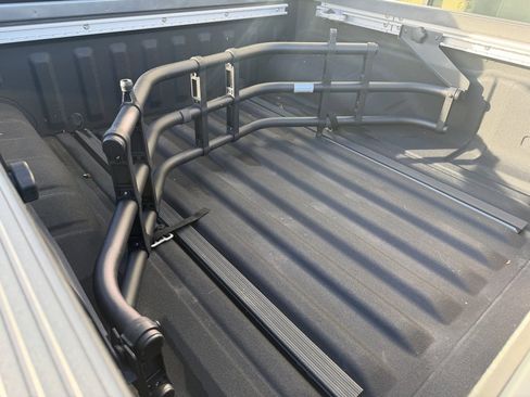 Used 2021 Nissan Frontier SV w/ Midnight Edition Floor Mats image 7