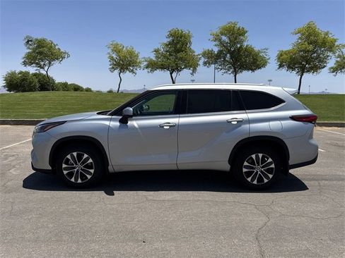 Used 2022 Toyota Highlander XLE image 8