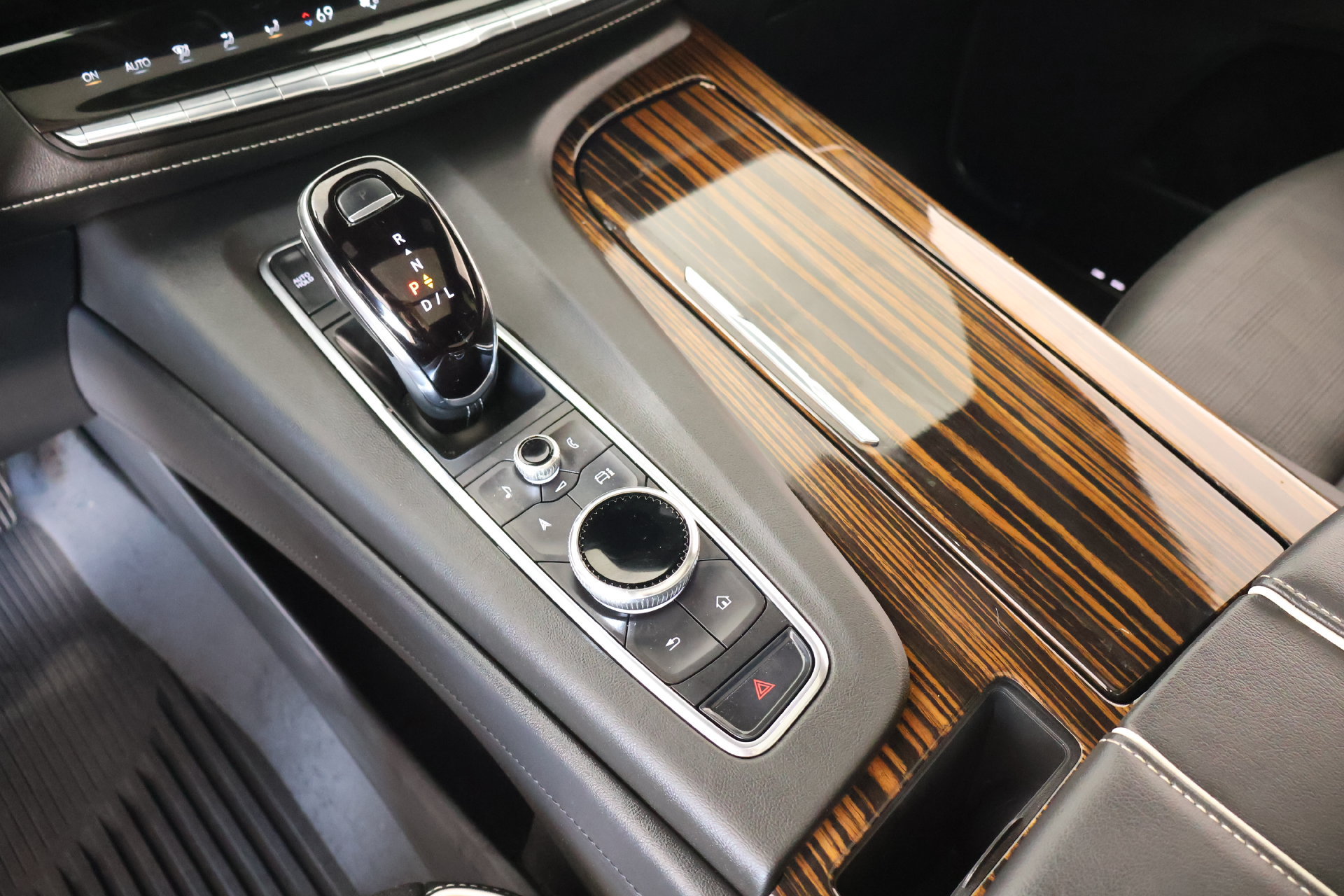 Used 2024 Cadillac Escalade Premium Luxury w/ Performance Package AWD/4WD image 8