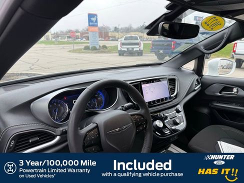 Used 2022 Chrysler Pacifica Touring image 2