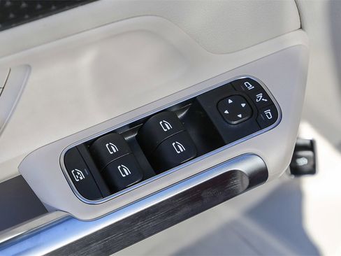 Used 2024 Mercedes-Benz EQB 300 4MATIC image 27