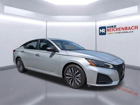 Used 2024 Nissan Altima 2.5 SV image 2