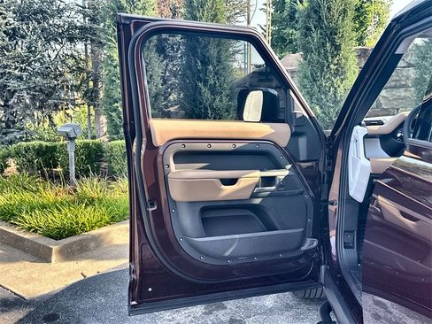 Used 2025 Land Rover Defender 130 S image 17