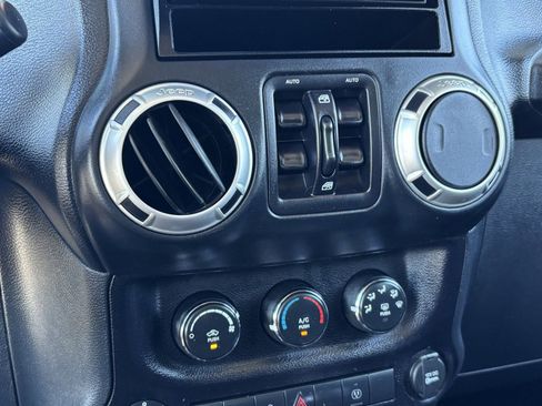Used 2016 Jeep Wrangler Unlimited Rubicon w/ Connectivity Group AWD/4WD image 25