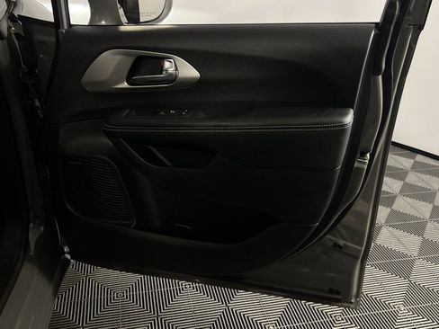 Used 2022 Chrysler Pacifica Limited w/ Uconnect Theater Family Group image 34