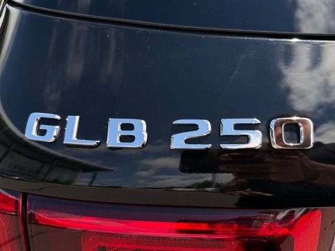 Used 2023 Mercedes-Benz GLB 250 4MATIC image 9