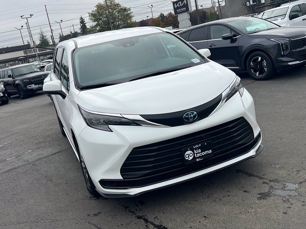 Used 2025 Toyota Sienna LE FWD image 5