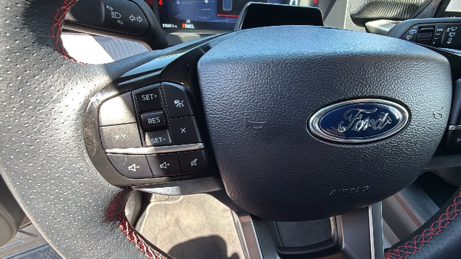 Used 2025 Ford Explorer ST-Line w/ ST-Line Street Pack AWD/4WD image 23