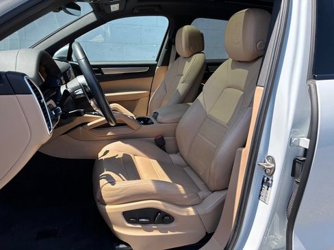 Certified 2023 Porsche Cayenne S Platinum AWD/4WD image 5