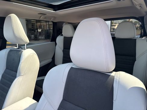 New 2025 Mitsubishi Outlander SE image 19