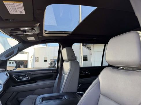 Used 2023 GMC Yukon XL SLT w/ SLT Luxury Package image 13