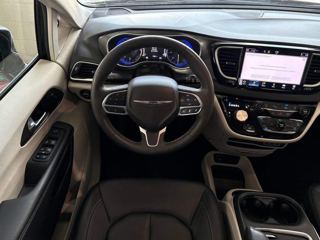 Used 2024 Chrysler Pacifica Touring-L FWD image 20