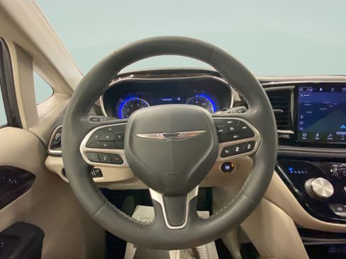 Used 2023 Chrysler Pacifica Limited AWD/4WD image 24