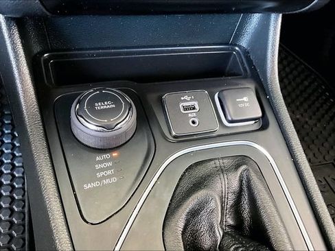 Used 2022 Jeep Cherokee Latitude AWD/4WD image 24