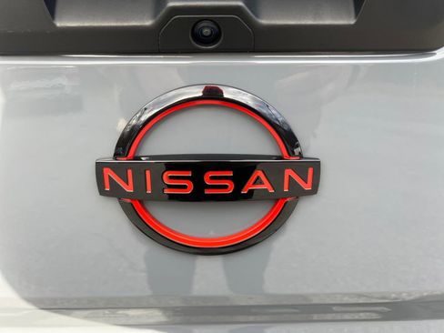 Used 2022 Nissan Frontier PRO-4X image 11