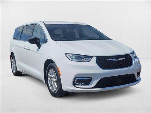 New 2025 Chrysler Pacifica Select image 3