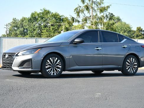 Used 2024 Nissan Altima 2.5 SV FWD image 3