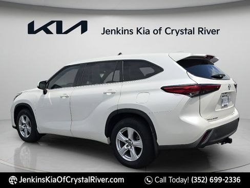 Used 2021 Toyota Highlander L AWD/4WD image 11