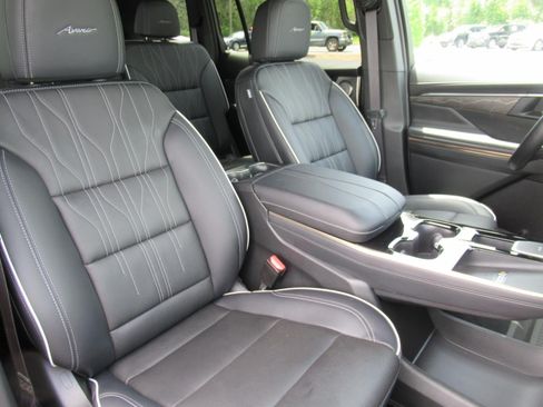 Used 2025 Buick Enclave Avenir w/ Super Cruise Package AWD/4WD image 9