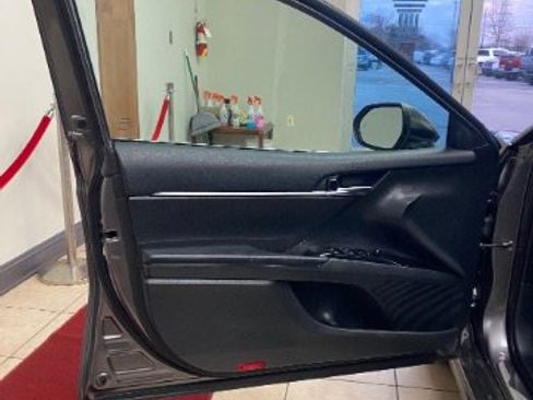 Used 2020 Toyota Camry SE w/ Sunroof Package image 14