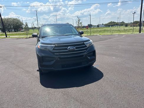 Used 2021 Ford Explorer XLT RWD image 3