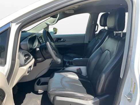 Used 2022 Chrysler Pacifica Touring-L FWD image 9