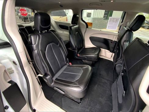 Certified 2024 Chrysler Pacifica Touring-L FWD image 27