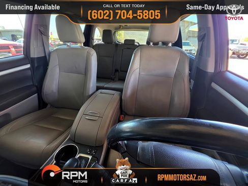 Used 2017 Toyota Highlander XLE w/ Carpet Mat Package FWD image 7