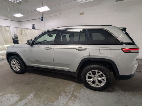 Used 2023 Jeep Grand Cherokee Limited AWD/4WD image 10