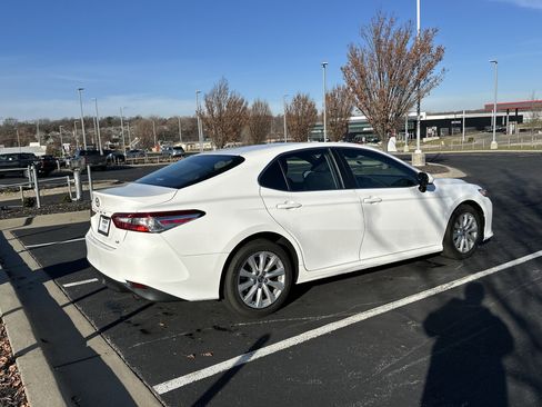 Used 2018 Toyota Camry LE image 9