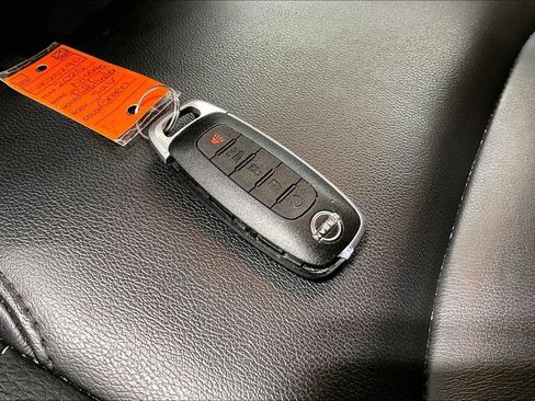Used 2025 Nissan Pathfinder SL FWD image 12