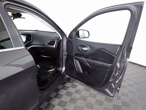 Used 2019 Jeep Cherokee Limited w/ Technology Group AWD/4WD image 35