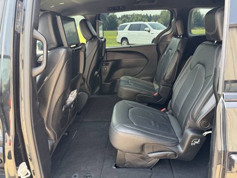 Used 2021 Chrysler Pacifica Touring-L w/ Uconnect Theater Family Group AWD/4WD image 6