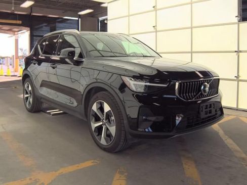 Used 2025 Volvo XC40 B5 Plus AWD/4WD image 3