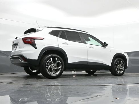 Used 2025 Chevrolet Trax LT FWD image 38