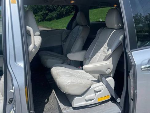 Used 2011 Toyota Sienna XLE w/ Premium Pkg FWD image 10