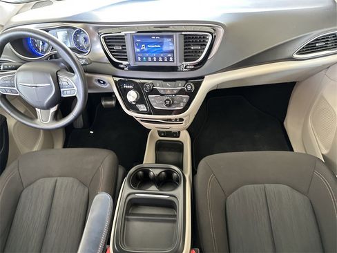 Used 2020 Chrysler Pacifica Touring image 17