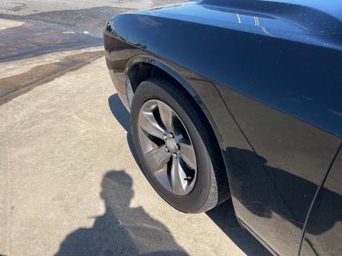 Used 2015 Dodge Challenger SXT image 4