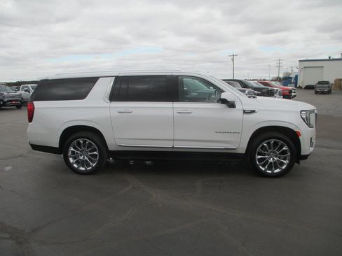 Used 2023 GMC Yukon XL SLT image 3