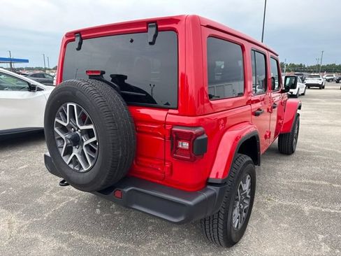 Used 2025 Jeep Wrangler Unlimited Sahara AWD/4WD image 9