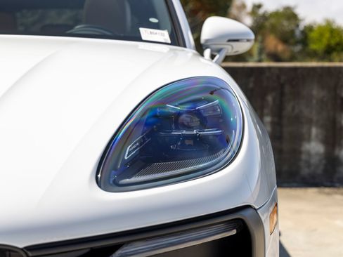 Certified 2026 Porsche Macan AWD/4WD image 17