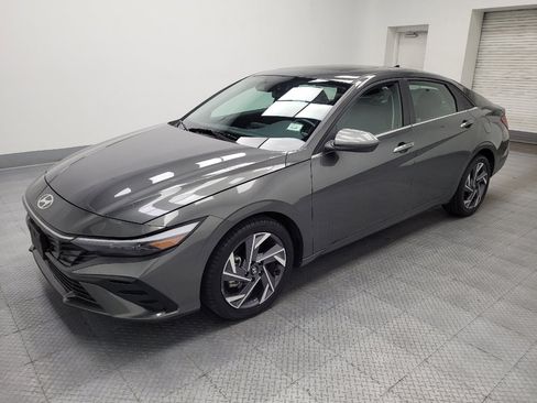 Used 2025 Hyundai Elantra SEL FWD image 2