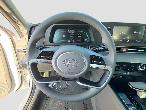 Used 2025 Hyundai Elantra Blue image 32