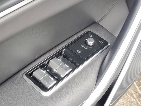 Used 2025 Jaguar F-PACE R-Dynamic S image 9