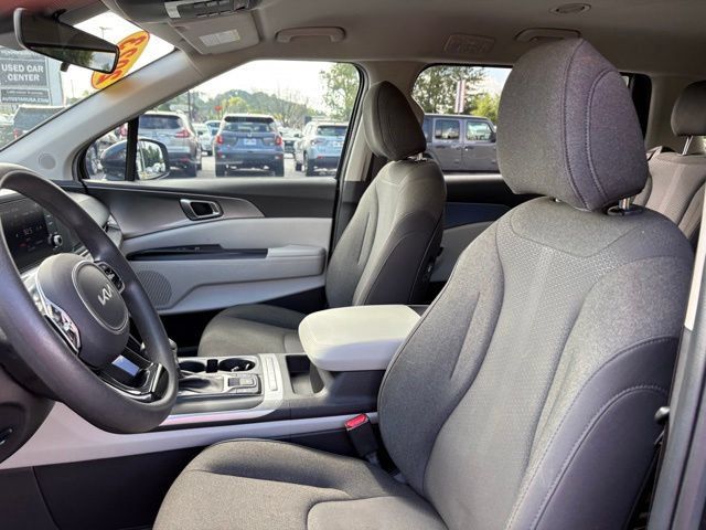 Used 2023 Kia Carnival LX FWD image 26