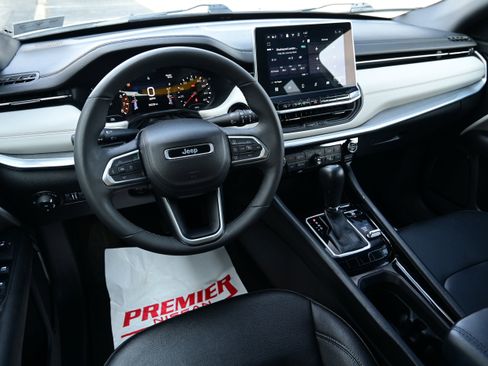 Used 2025 Jeep Compass Limited image 22