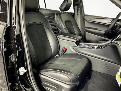 New 2025 Jeep Grand Cherokee L Altitude image 11